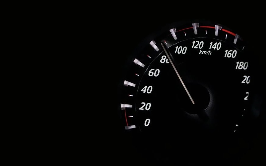 Hat ein Autofahrer bei dem Verdacht von Geschwindigkeitsverstößen Anspruch auf detaillierte Messdaten?